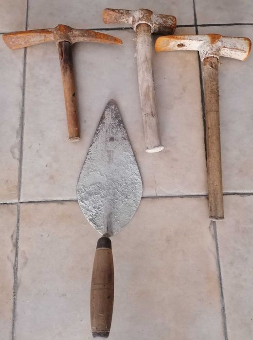 Martelos e colher de pedreiro, lote por 7€