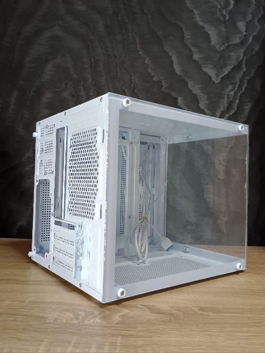 Комп'ютерний корпус MSI