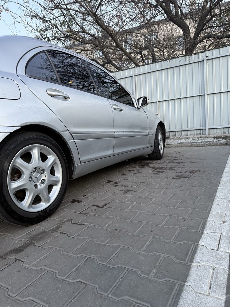 Мерседес w203 c220 2001 рік
