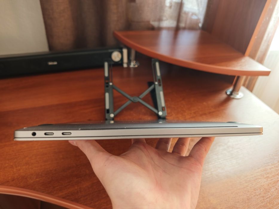 MacBook Pro 15" (лінійка 2018-2020) 

i7 / 16GB / 256GB SSD / Radeon