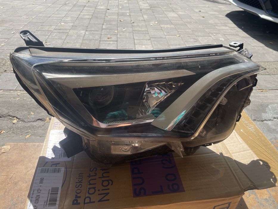 Tyoyota rav4 iv lift lampa prawa przod led