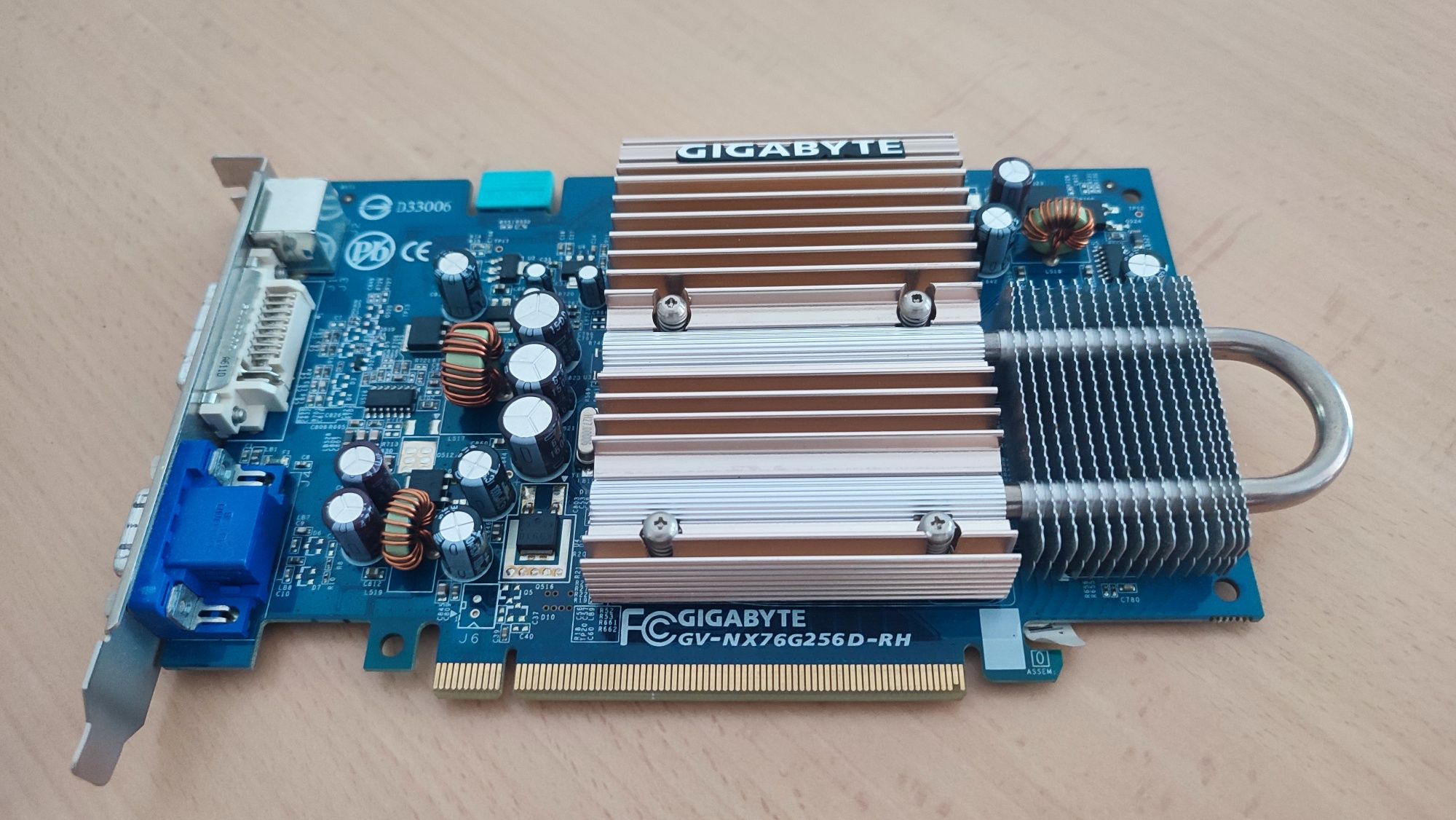 Karta graficzna GIGABYTE GeForce  256mb 128 bit GV-NX76G256D-RH