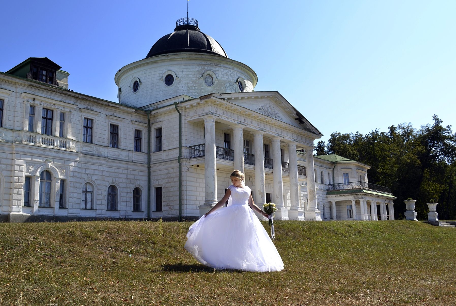 Красива весільна сукня