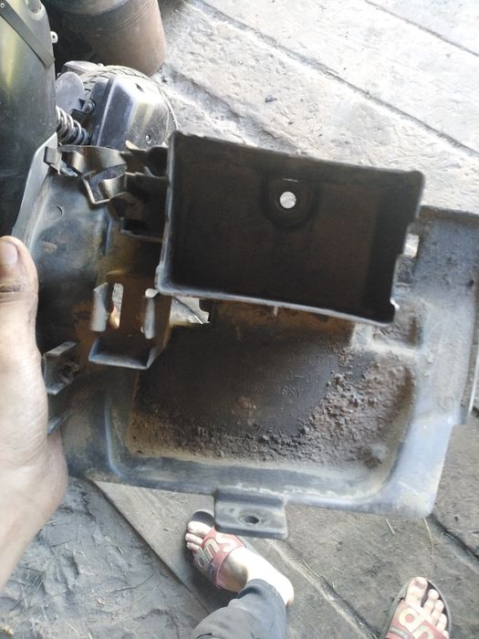 Місце для акумулятора і масло бака