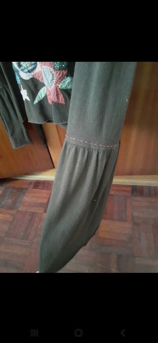 Blusa castanha com flores aplicadas