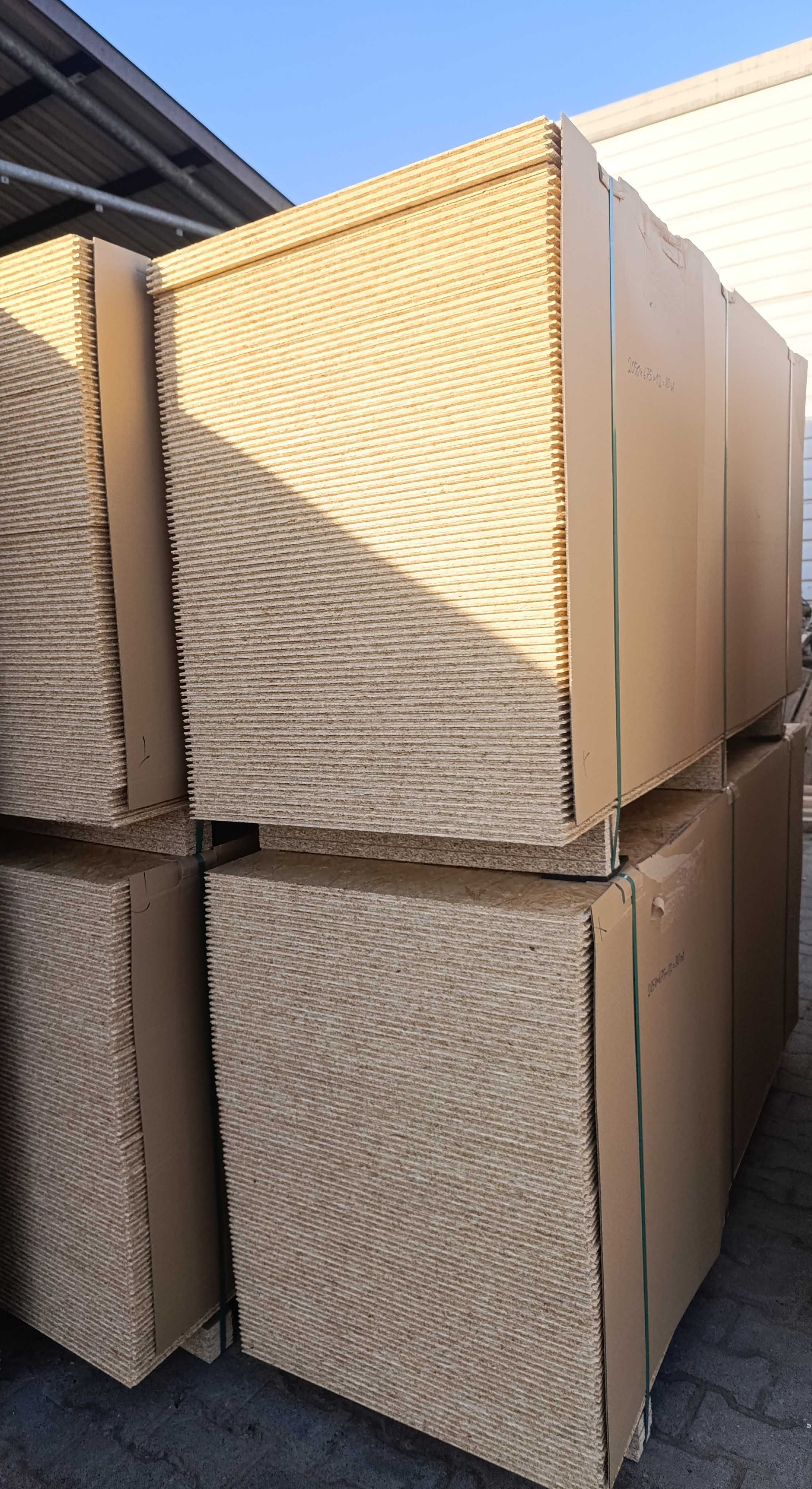 OSB gr. 18mm 610x2440 frezowana, z frezem