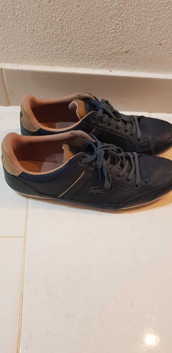 Tenis e camisa em bom estado