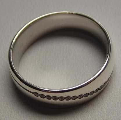 Srebrna obrączka ozdoba z cyrkonii  R.16. szerokość 6 mm.