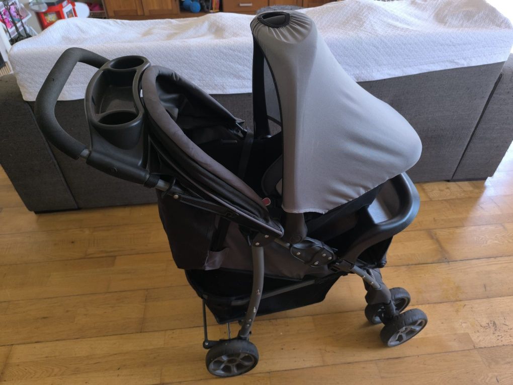 Cama de criança. Carrinho com bebe coco