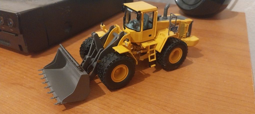 1/50 Caterpillar 140H Motor Grader and Volvo L180E
