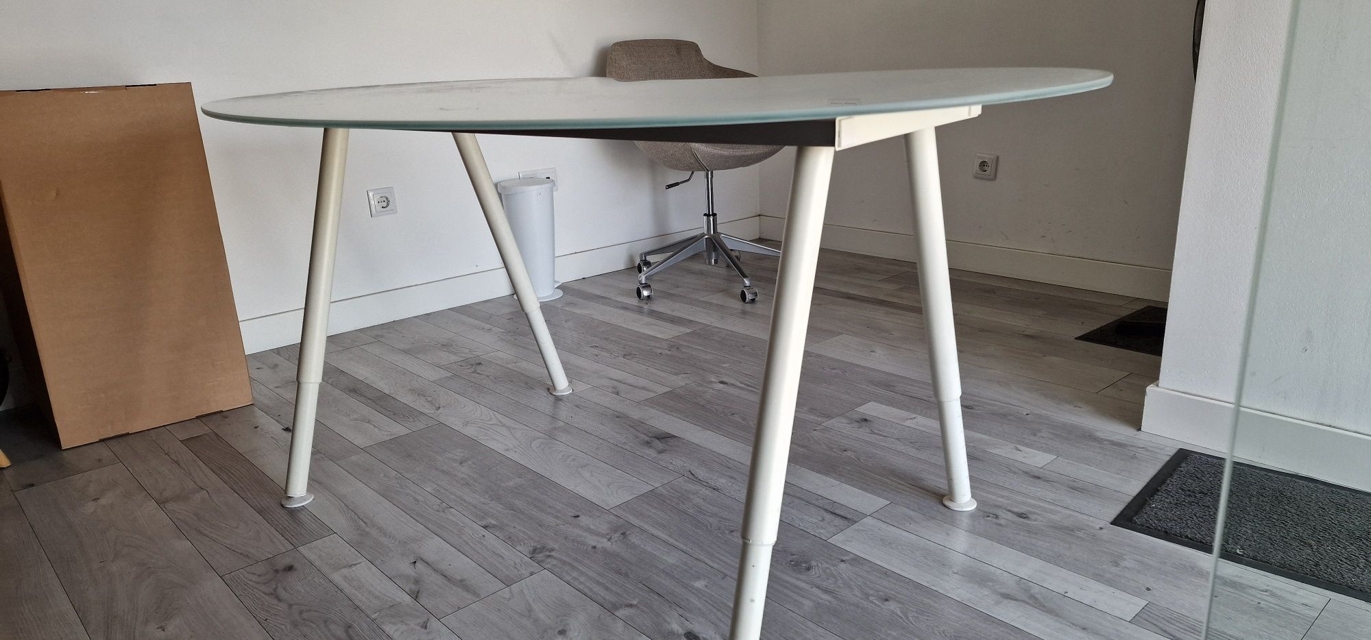 1 mesas secretária / 1 mesa alta com 2 bancos / 1 cadeirão