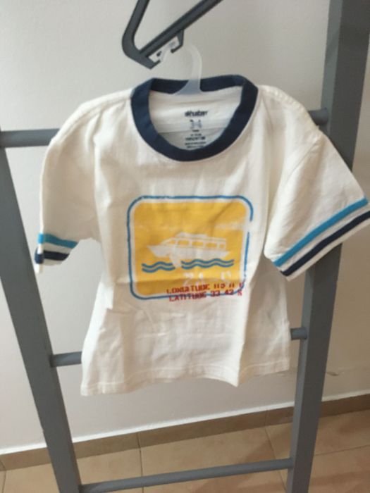 Várias peças de vestuário