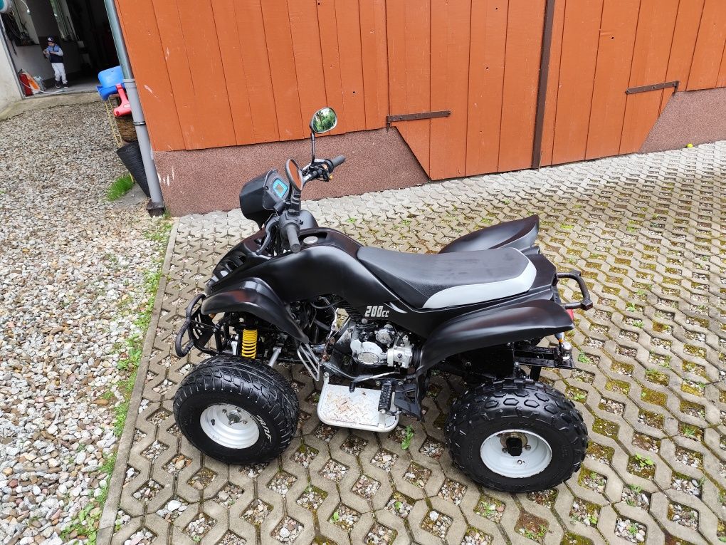 Quad Bashan z papierami