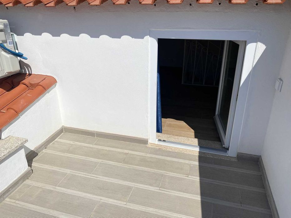 Alugo anexo T1 + 1 para, estudantes ou professores, em Fernão Ferro.