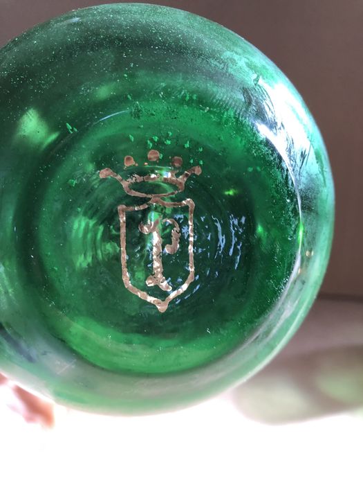 Garrafa antiga com 5 copos