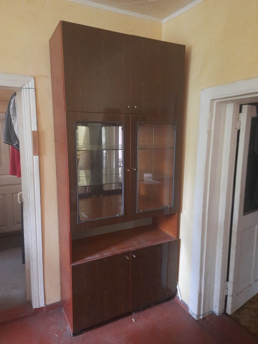 Продам недорого сервант (дві шафи з антресолями)