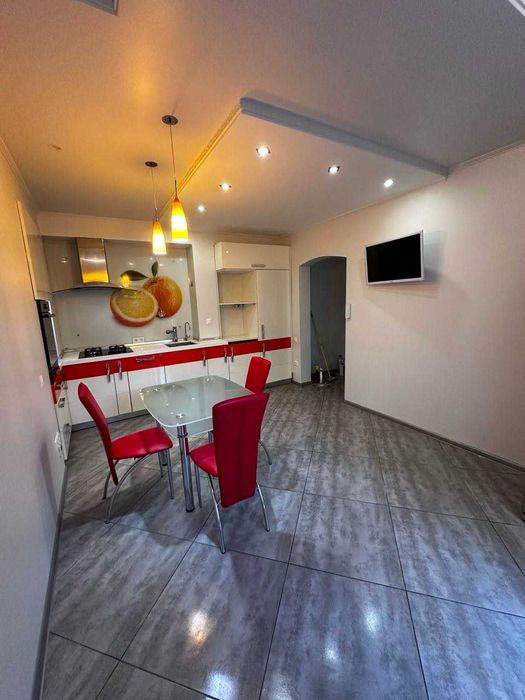 Сдам длительно 3-комнатную квартиру в центре!