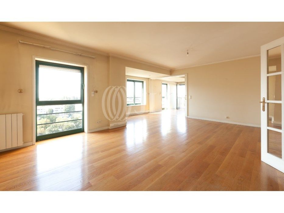 Apartamento T4+1com varandas e garagem no Porto