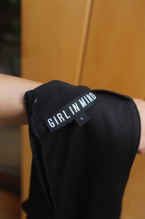 mała czarna elegancka ołówkowa sukienka midi Girl in Mind subversive S