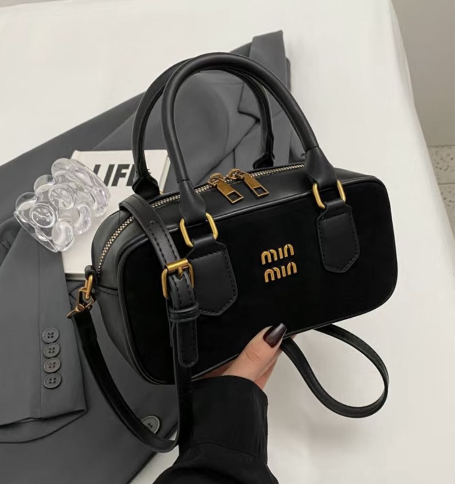 Чорна сумочка в стилі MIU MIU