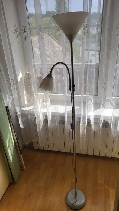 Lampa do czytania do salonu stojąca