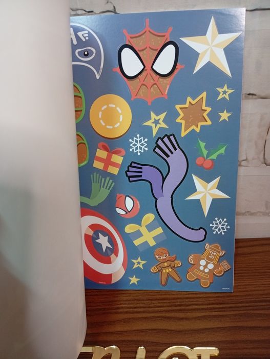 Kolorowanka i zestaw naklejek z motywami Marvela.