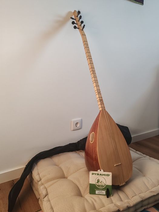 Instrumento turco saz baglama