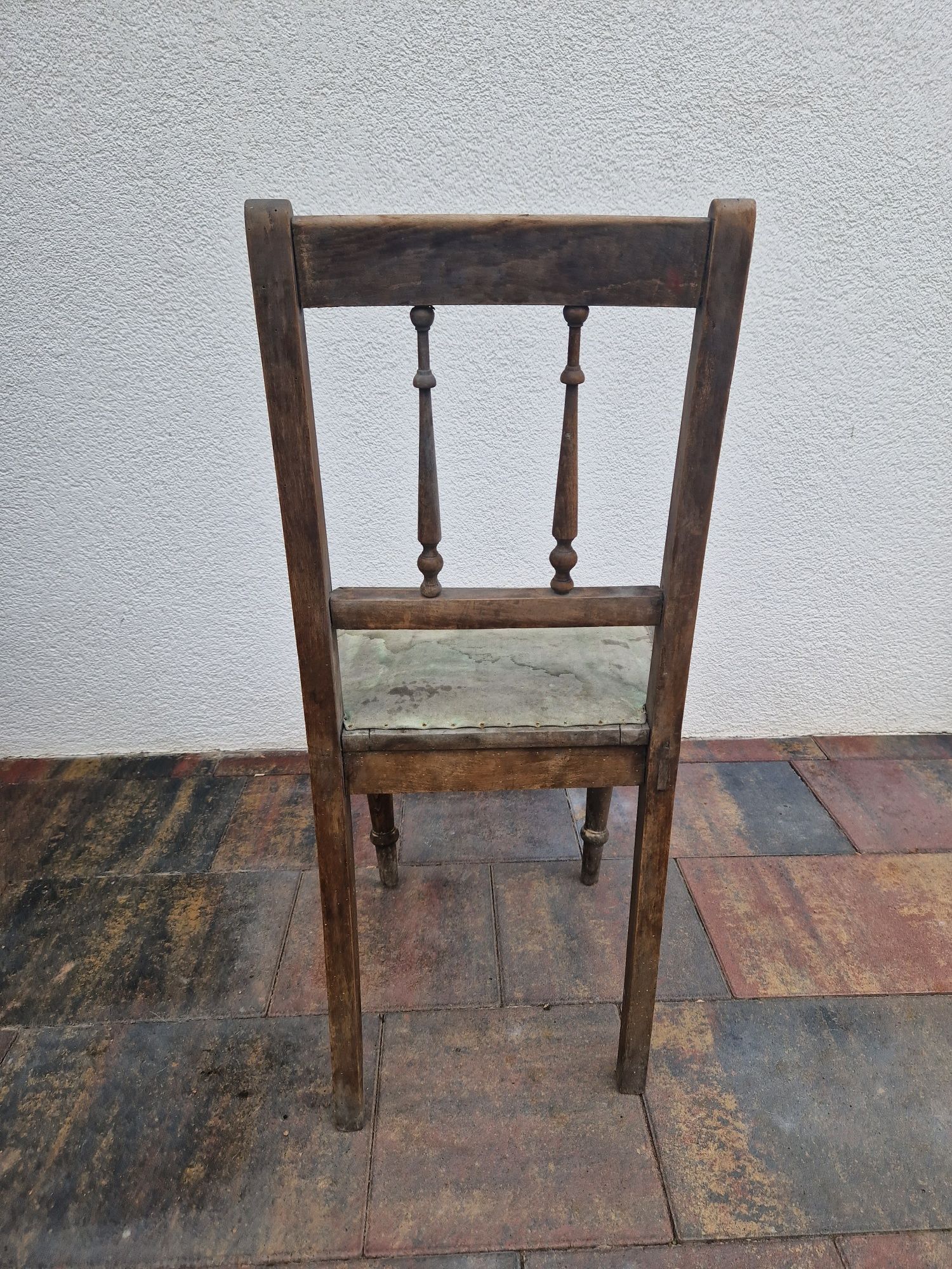 Stare antyczne krzesło do renowacji