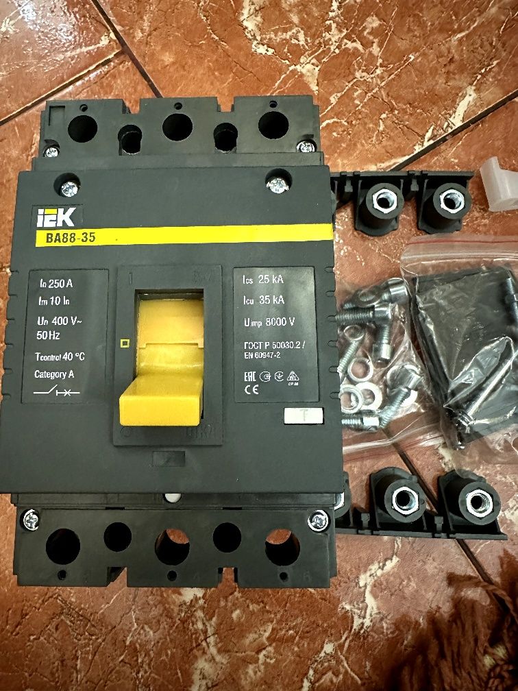 Продается автоматический выключатель IEK ВА88-35 250А