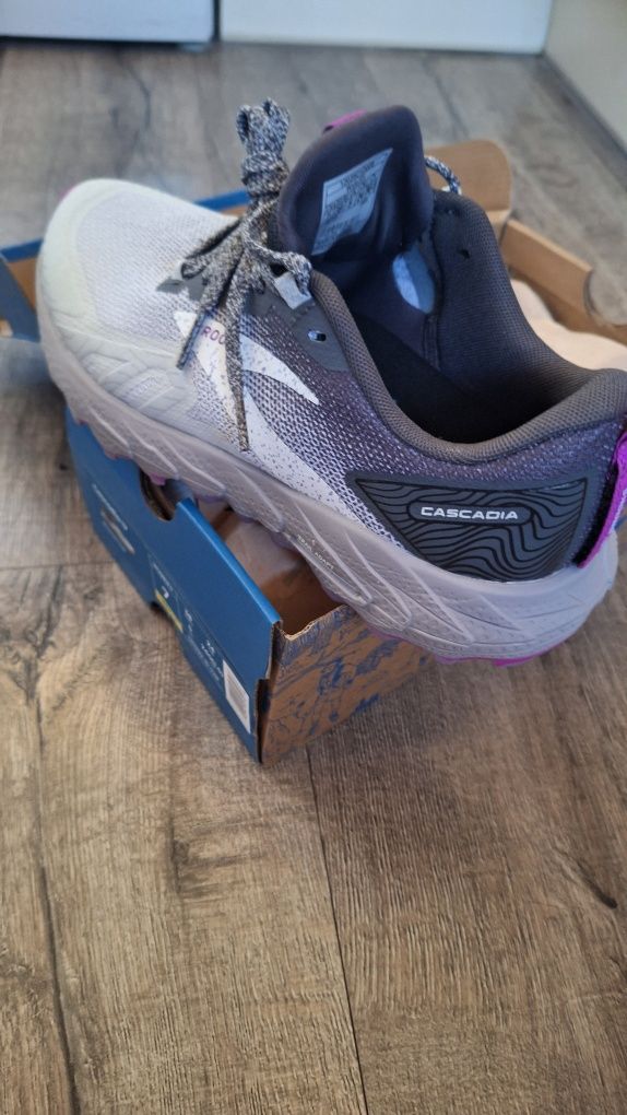 Brooks cascadia 17 кросівки жіночі