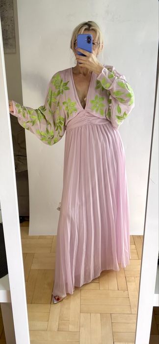 Cudna liliowa plisowana sukienka ze zdobioną górą w zielone kwiaty XXL