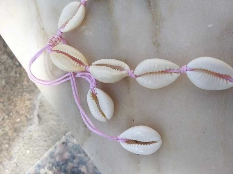 Colar conchas com fio rosa ajustável