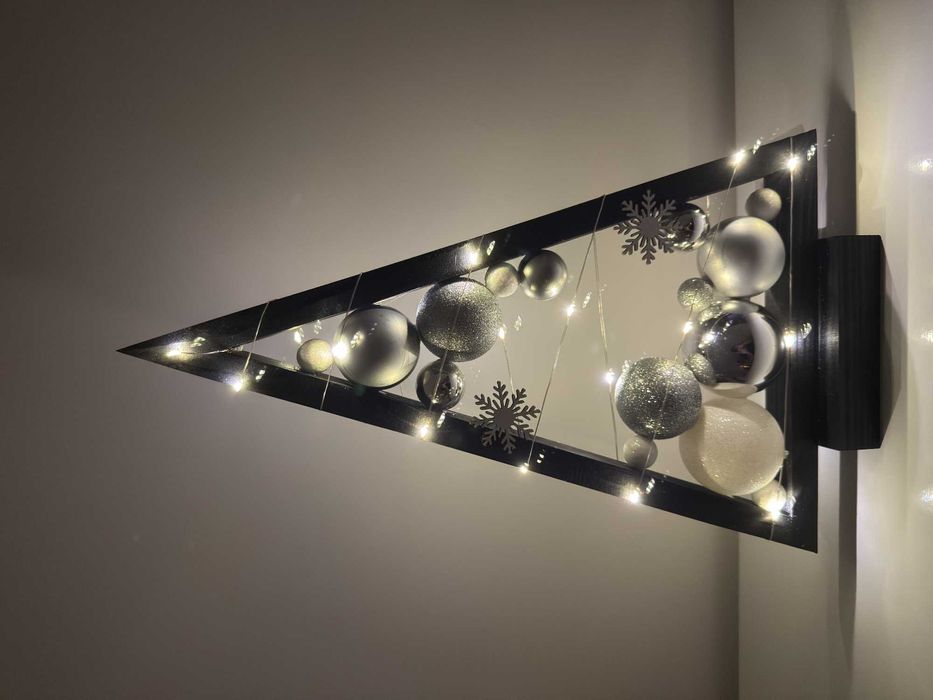 Drewniana choinka z bombkami i światełkami LED