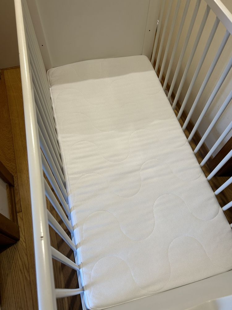 Berço e colchão ikea