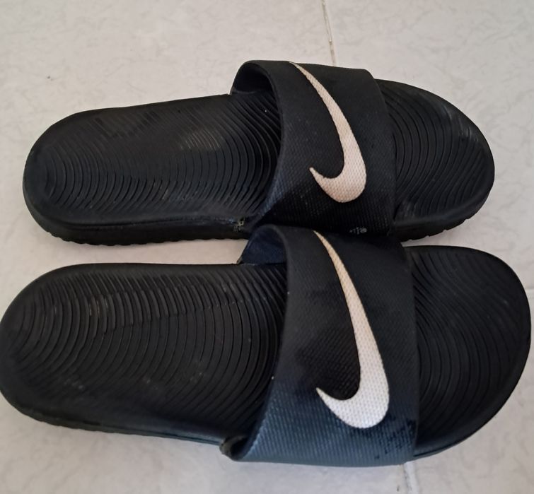 Chinelos pretos da Nike tamanho 36