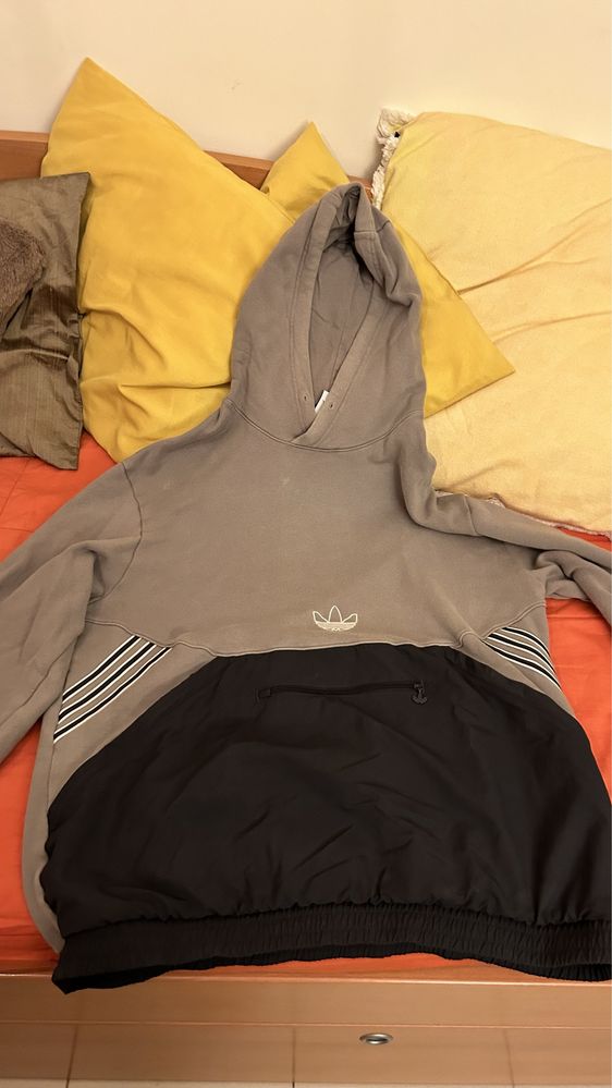 Camisola Adidas com bolso à frente, tamanho L