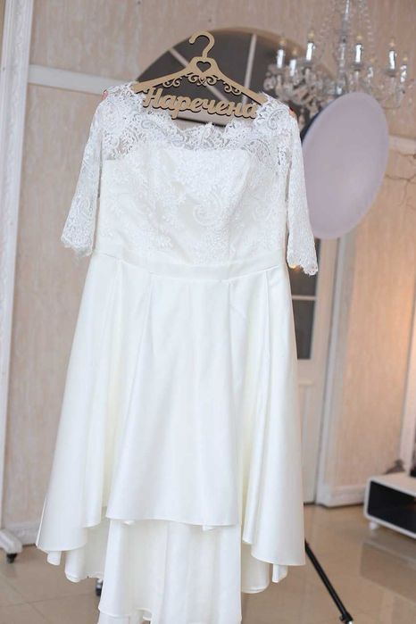 Весільна сукня молочного кольору