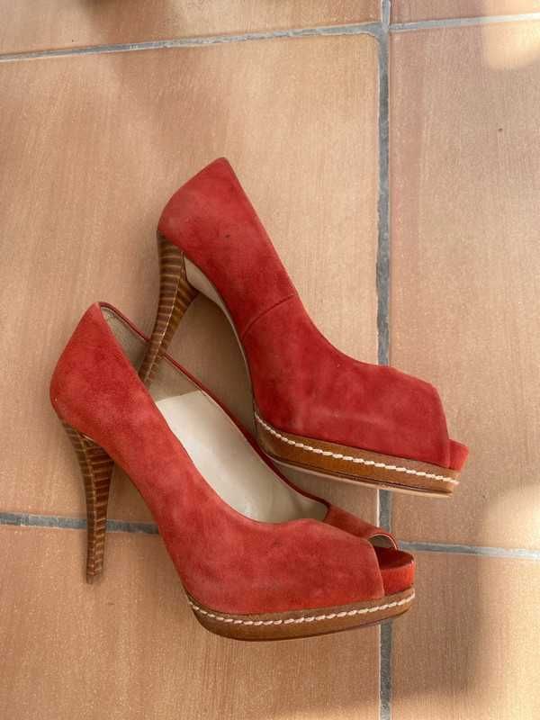 Sapato de salto alto vermelho