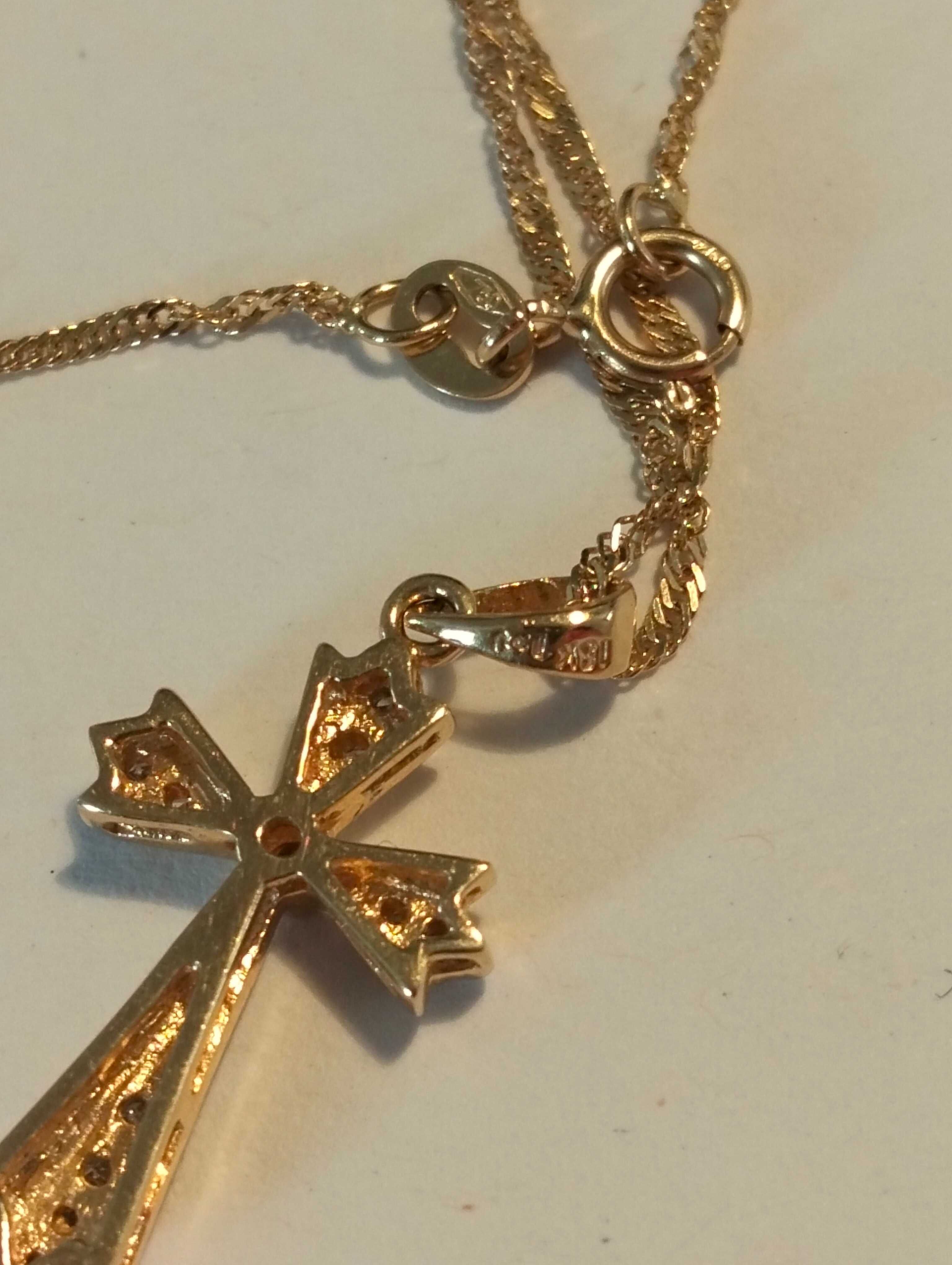 18 ct. Złoty krzyżyk z brylantami plus łańcuszek