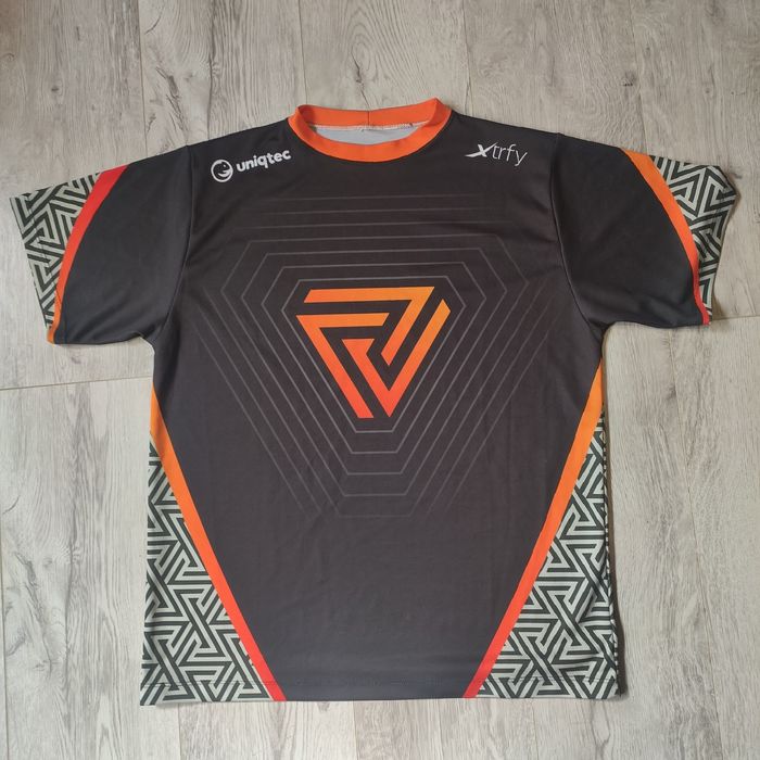 Продам оригинальную спортивную футболку