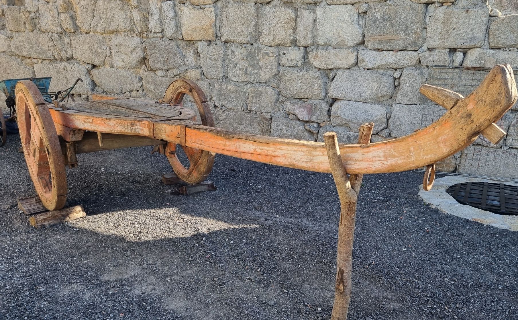 Carro de bois muito antigo em bom estado, barato para desocupar.