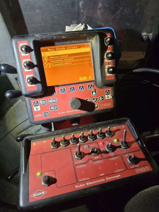 Opryskiwacz kuhn Top Rider ciągany 28m 3200L