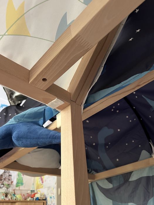 Cama tipo Montessori em madeira natural