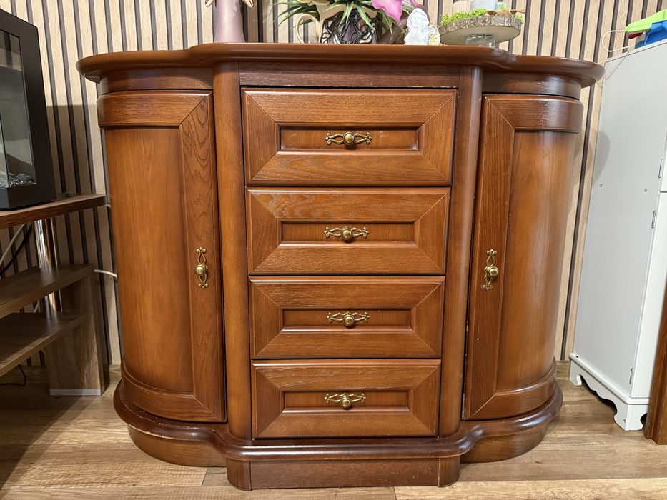 Komoda brązowa ze złotymi okiciami
