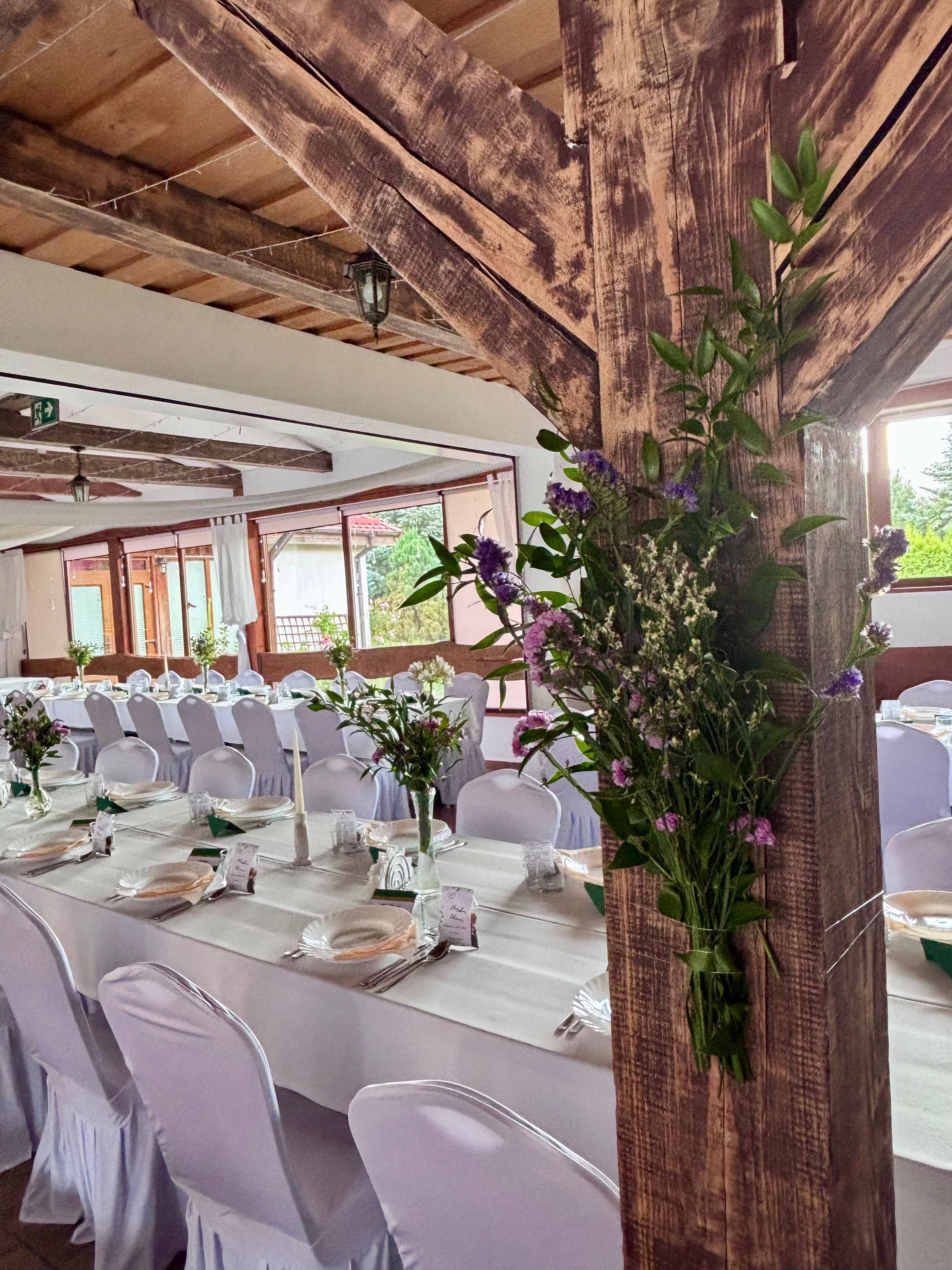 Dekoracje kwiatowe florystyczne bukiety wiązanki na wesele chrzciny