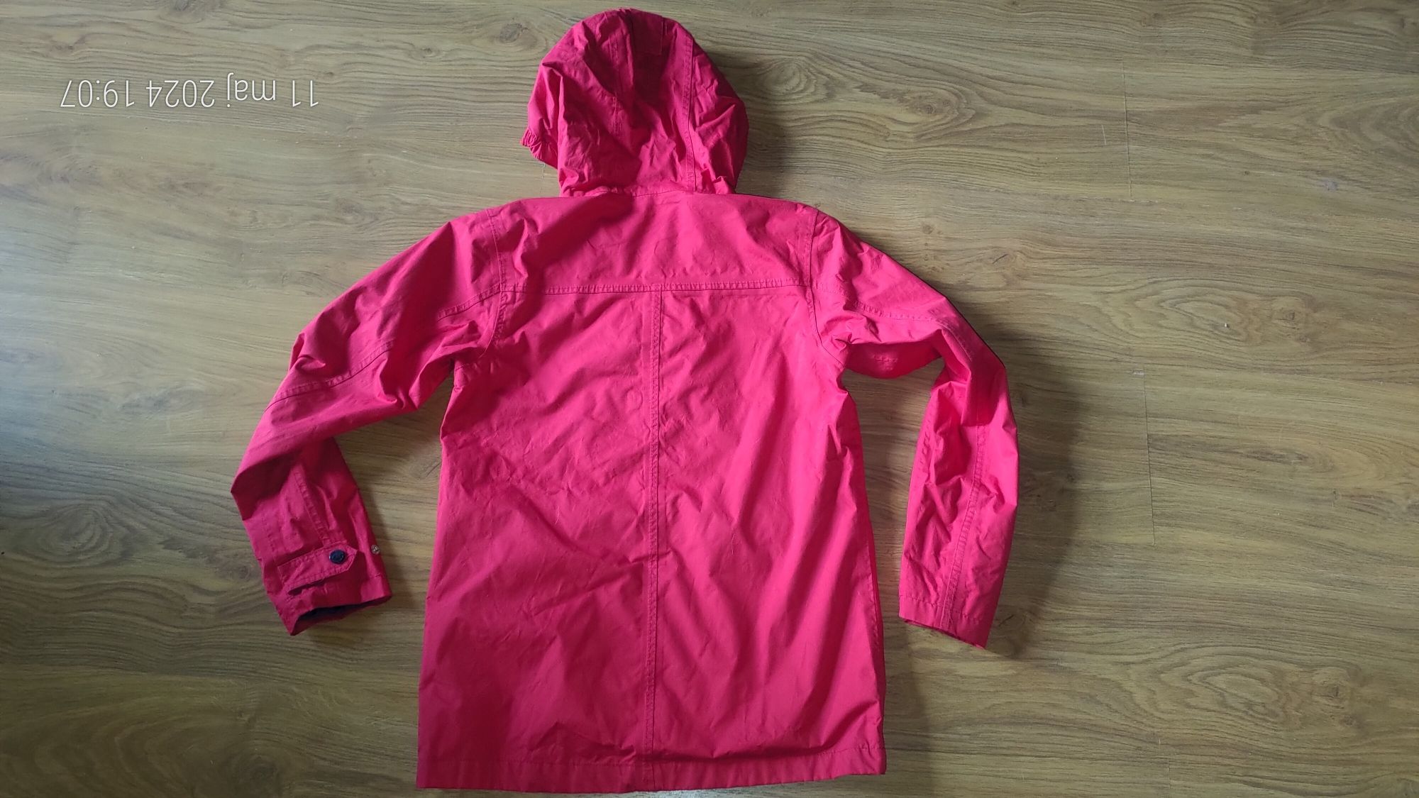 Czerwona kurtka outdoor z galery 9-10 lat