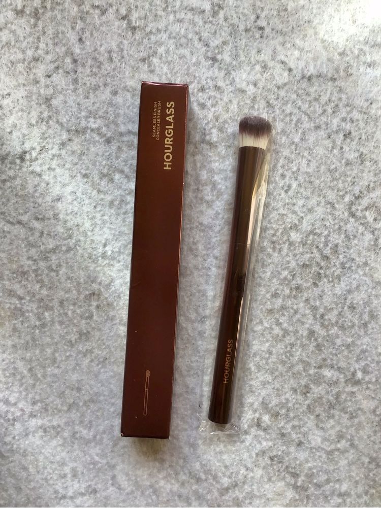 Кисть Hourglass Vanish Seamless Finish Concealer Brush