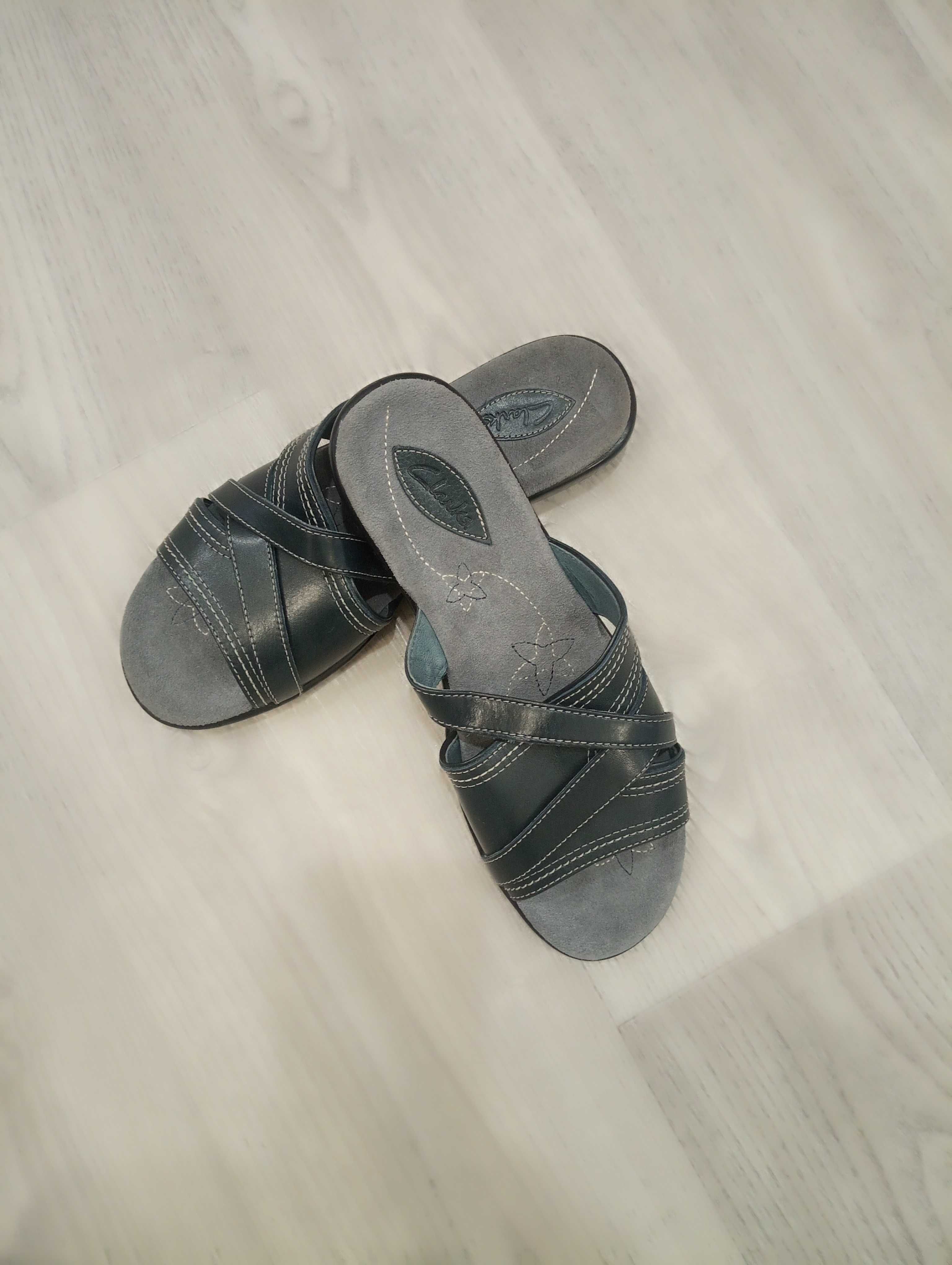 Продам синие шлепанцы Clarks, новые.