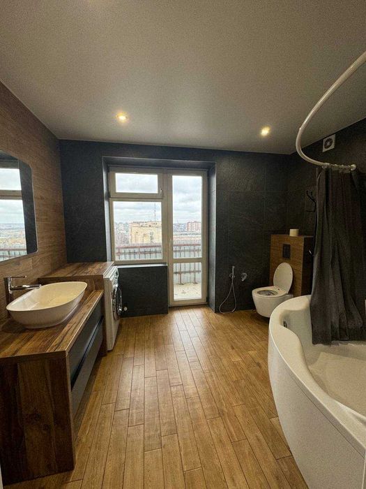 Дворівнева квартира з сучасним ремонтом, Виставка