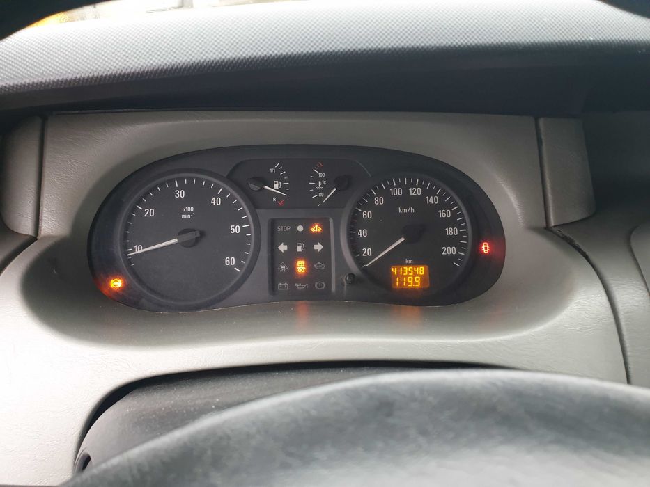 OPEL VIVARO 2,5 CDTi 135km blaszak klimatyzacja zarejestrowany w PL